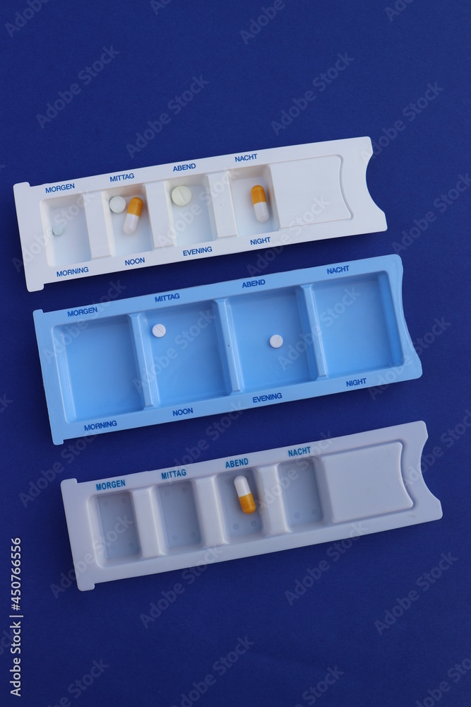 Dosierhilfe für Tabletten. Tablettenbox.