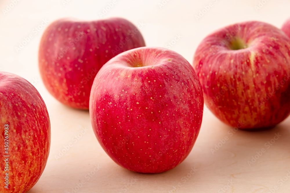 新鮮で美味しそうな赤いりんご