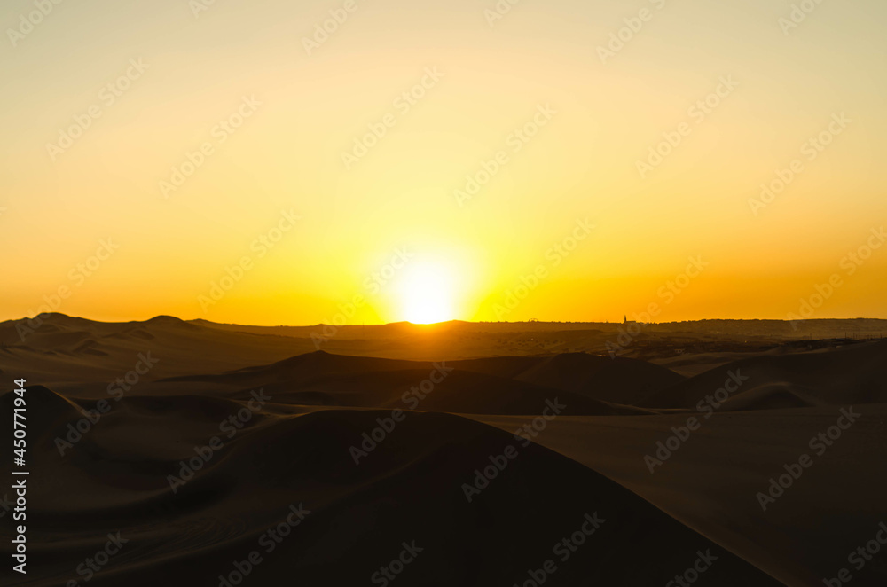 atardecer en desierto - Huacachina en Ica, Perú atardecer en desierto - Huacachina en Ica, Perú