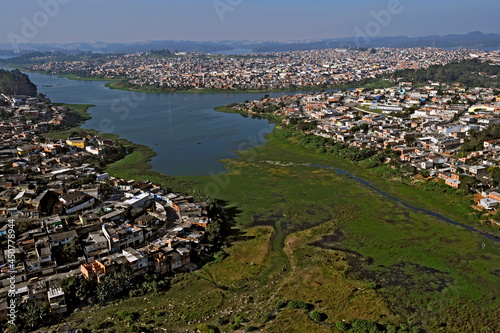 Ocupação ilegal de área de mananciais, represa Billings. São Paulo.
