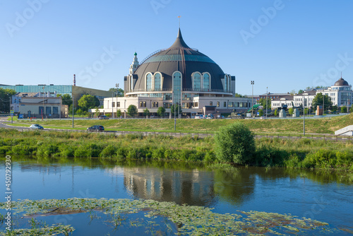 Foto The building of the State Museum of Weapons in the cityscape on a sunny July day