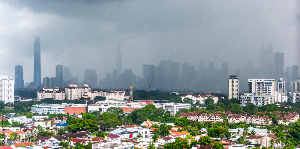 Obraz premium landscape of Kuala Lumpur, Malaysia on 2021, in the day of raining