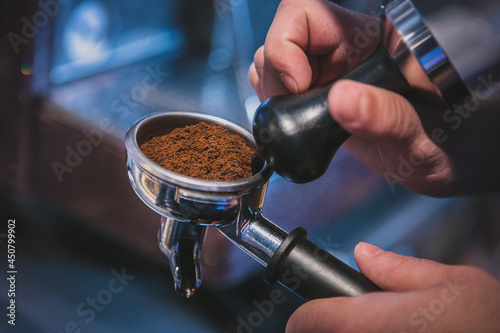 Przygotowanie kawy przez baristę