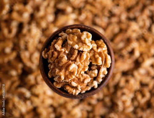 Photos walnuts in a bowl