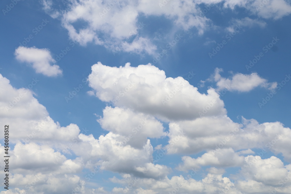 夏の雲。青い空に浮かぶ大きな白い雲。 夏の雲。青い空に浮かぶ大きな白い雲。