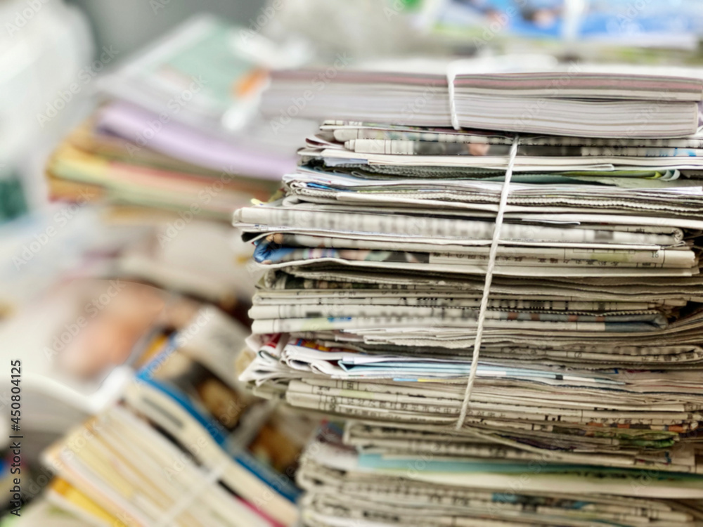 紐でしばって山積みにした古新聞や雑誌の束 Stock Photo Adobe Stock