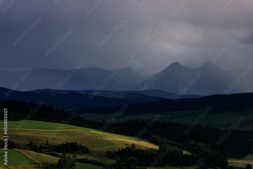 krajobraz na tatry przykryte deszczowymi chmurami