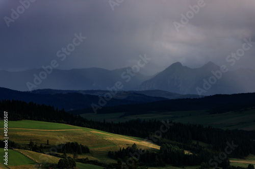 krajobraz na tatry przykryte deszczowymi chmurami