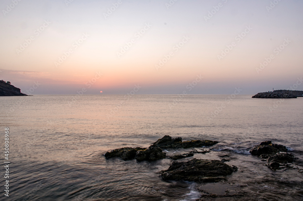 Amanecer, Mar Mediterráneo, Portbou, Girona, Gerona, Cataluña, Catalunya, España, Spain. Verano, Mar, Puerto. Amanecer, Mar Mediterráneo, Portbou, Girona, Gerona, Cataluña, Catalunya, España, Spain. Verano, Mar, Puerto.