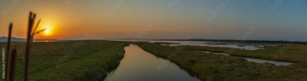 Panorama della riserva naturale Diaccia Botrona all'alba catturata dal capanno di osservazione. Panorama della riserva naturale Diaccia Botrona all'alba catturata dal capanno di osservazione.