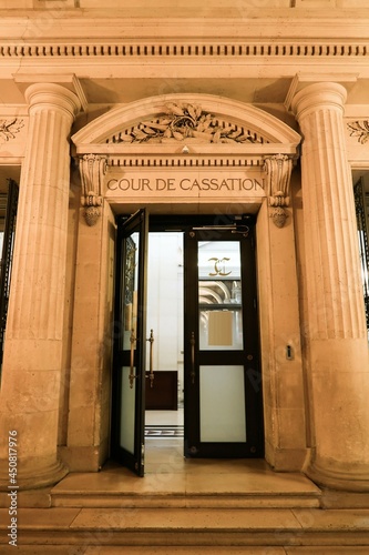 Porte d'entrée de la Cour de Cassation française, à l'intérieur du Palais de Justice historique de Paris, sur l'île de la Cité (France) photo