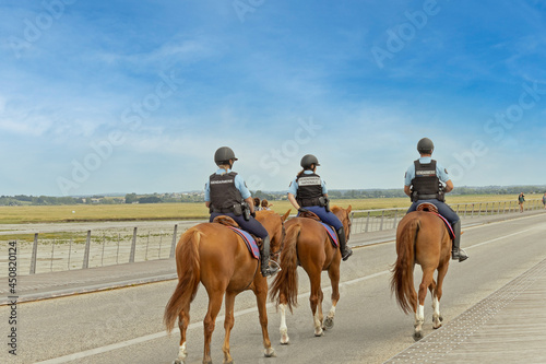 gendarme de la garde républicaine sur leurs chevaux photo