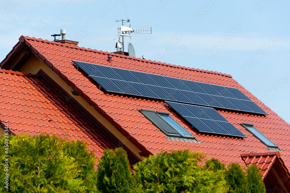 Panele słoneczne na dachu domu fotowoltaika - obrazy, fototapety, plakaty 