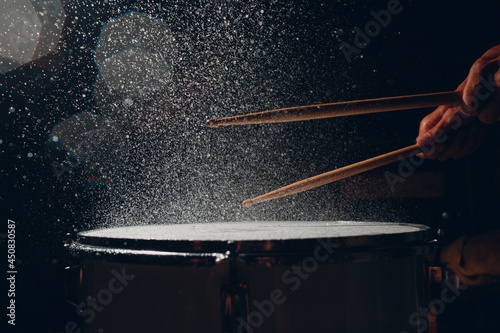 Fotografia Close up drum sticks drumming hit beat rhythm on drum surface with splash water