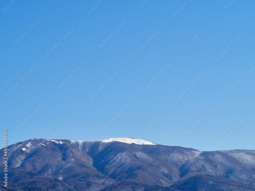 1月（冬）、快晴の日に見る、雪化粧した鉢伏山 長野県松本市