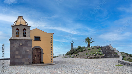 La Gomera - Kapelle Ermita de San Francisco de Asis am Aussichtspunkt Mirador de Igualero, im Hintergrund das Denkmal Silbo Gomero  photo
