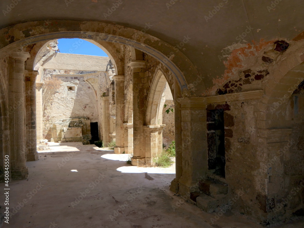 Die eingestürzte Kirche von Martis auf Sardinien