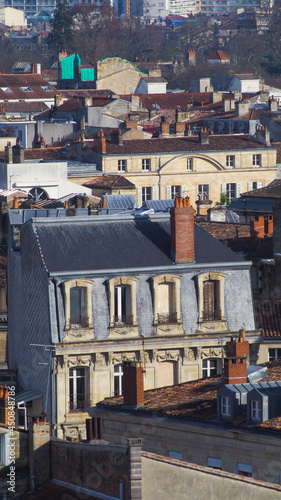 Ville de Bordeaux observée depuis un immeuble.  La forte humidité de l'air, alliée à la pollution, créent quelques aberrations dans l'image © Anthony