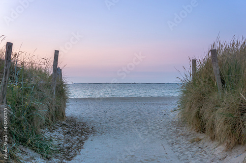 Strandweg durch die Dünen Ostsee bei Sonnenuntergang