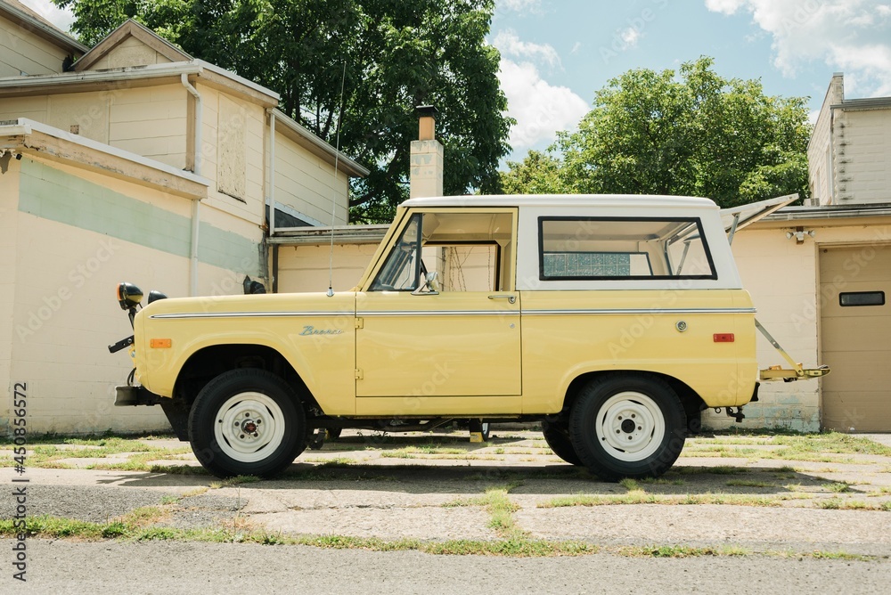 A yellow Ford Bronco, in Mount Union, Pennsylvania - obrazy, fototapety, plakaty 