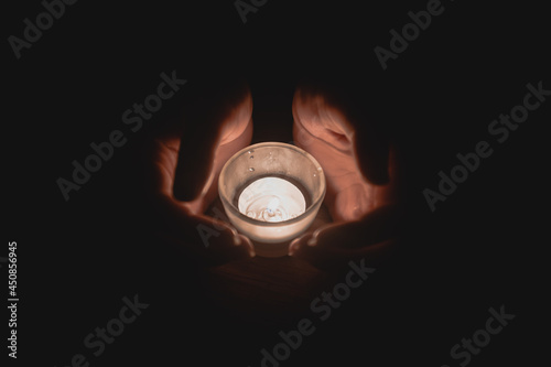 Wrap the candle in the dark with both hands - FA