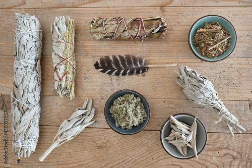 Smudge Sticks (Kräuterbündel), Weißer Salbei, Yerba Santa, Muskatellersalbei, Blue Sage auf Holzuntergrund, Top view photo