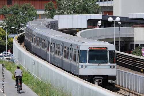 U-Bahn der Linie U1 nächst der Station Kaisermühlen, Wien, Österreich, 08.07.2009