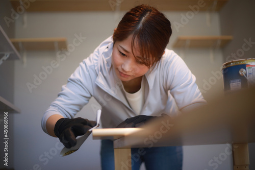 紙やすりで材木を磨く女性 © yamasan