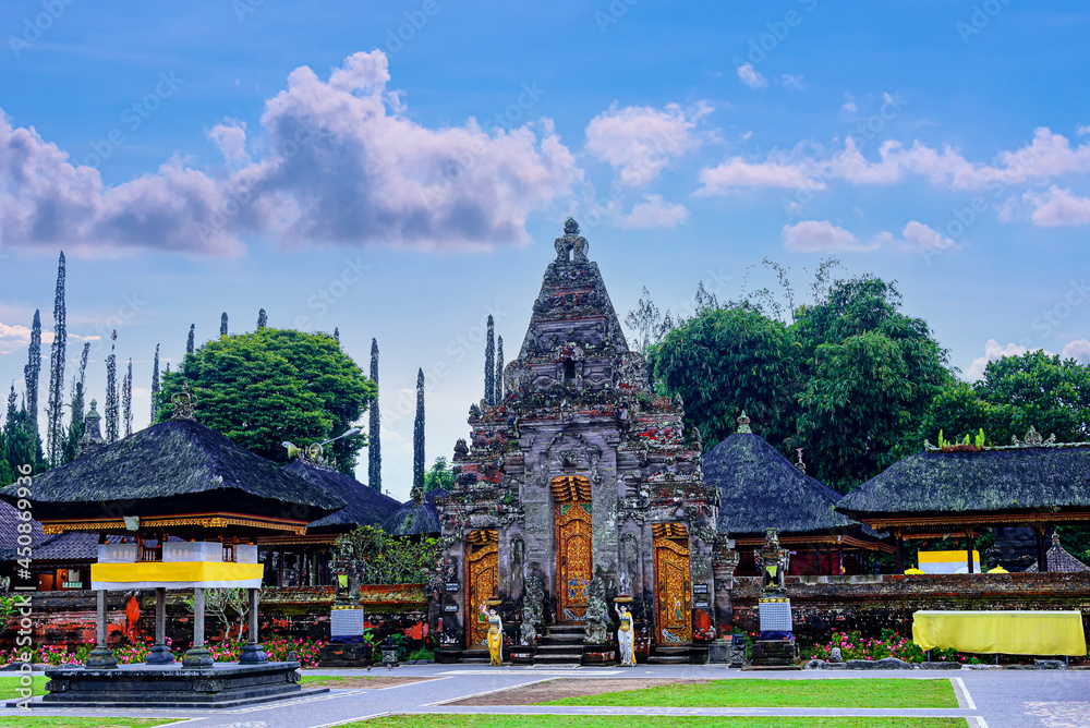 Obraz premium Pura Ulun Danu Beratan or Pura Bratan is a Hindu temple on a lake Beratan in Bali, Indonesia.