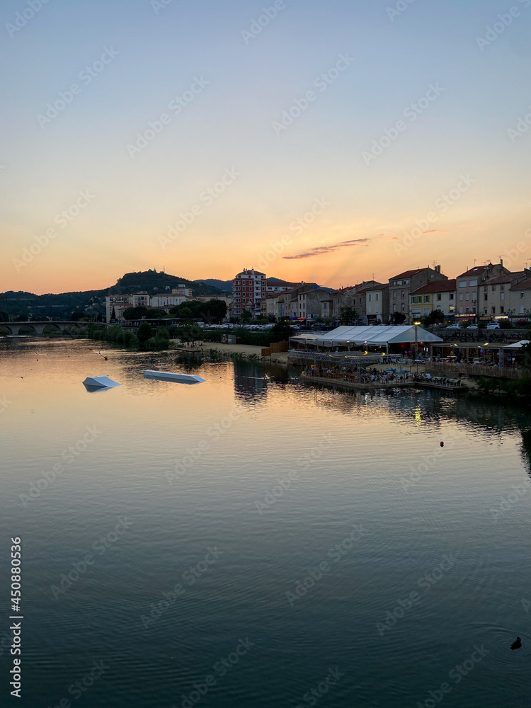 Coucher de soleil sur la rivière Gardon à Alès, Gard
