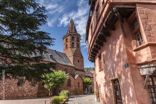 Marcillac Vallon (Aveyron, France) - Église Saint Martial et maison pittoresque