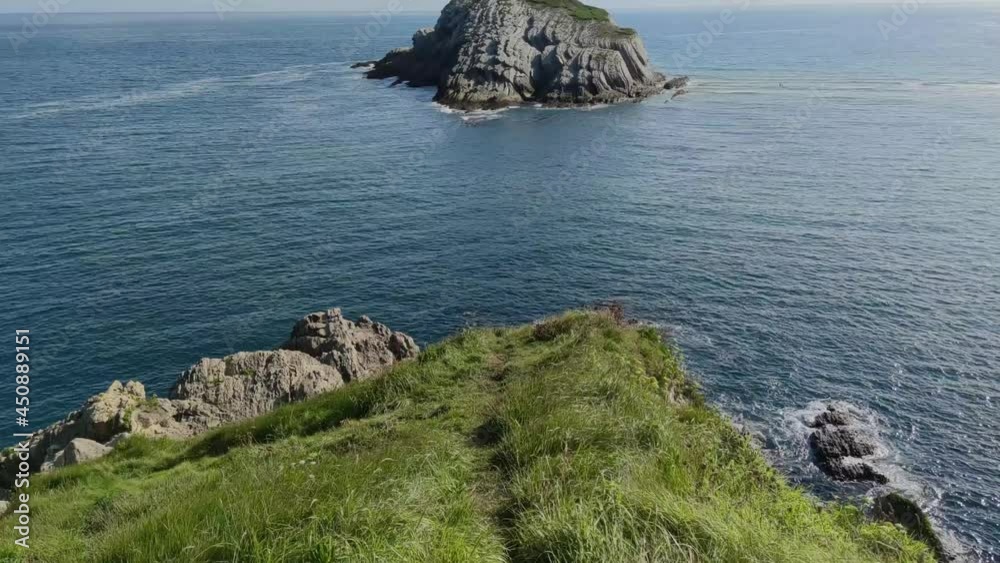 Acantilado en la costa quebrada de Cantabria e isla del Castro