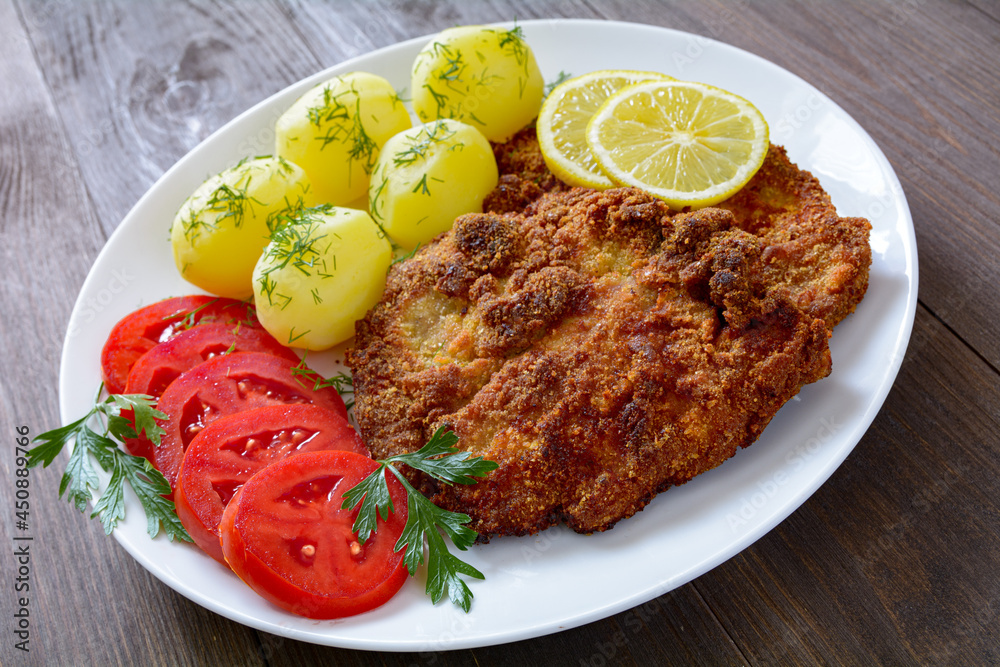 kotlet schabowy z ziemniakami i pomidorem kotlet schabowy z ziemniakami i pomidorem