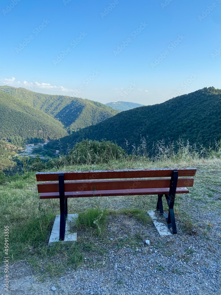 Banc devant un paysage de montagne dans les Cévennes