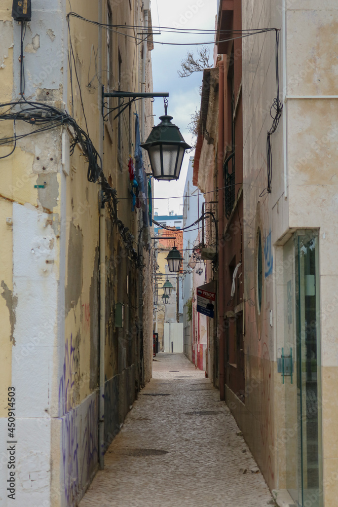 rua estreita em Setúbal, Portugal.