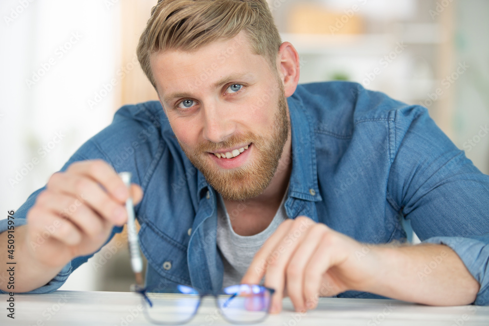 optician repairing and fixing eye glasses optician repairing and fixing eye glasses