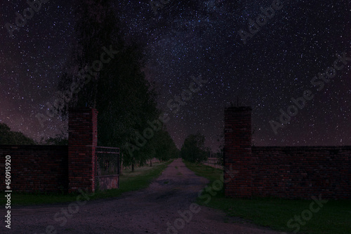 Fototapeta Naklejka Na Ścianę i Meble -  Dojazd do rancza nieutwardzoną drogą w nocy.