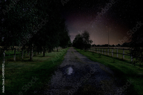Fototapeta Naklejka Na Ścianę i Meble -  Dojazd do rancza nieutwardzoną drogą w nocy.