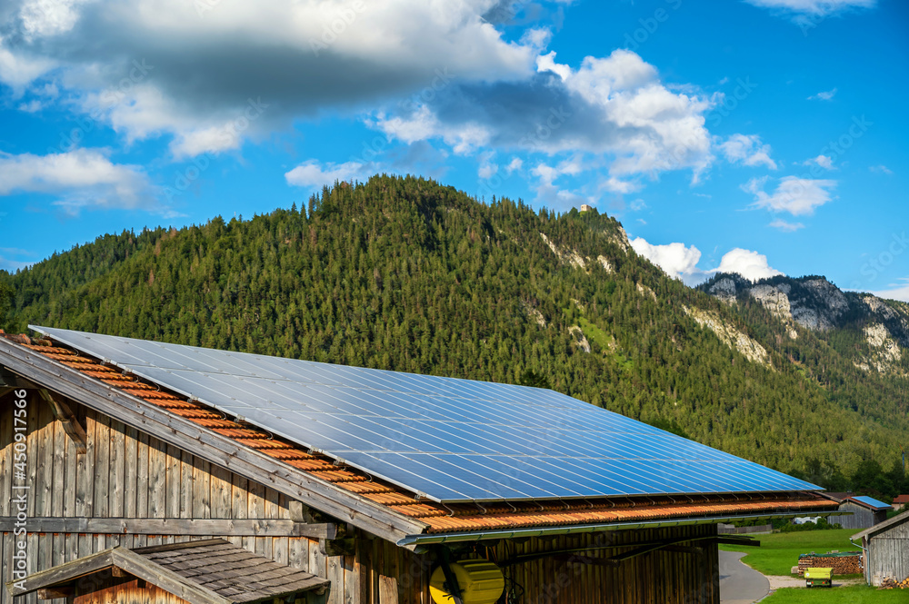 Moderne Solaranlage auf dem Dach einer alten Scheune in den Alpen