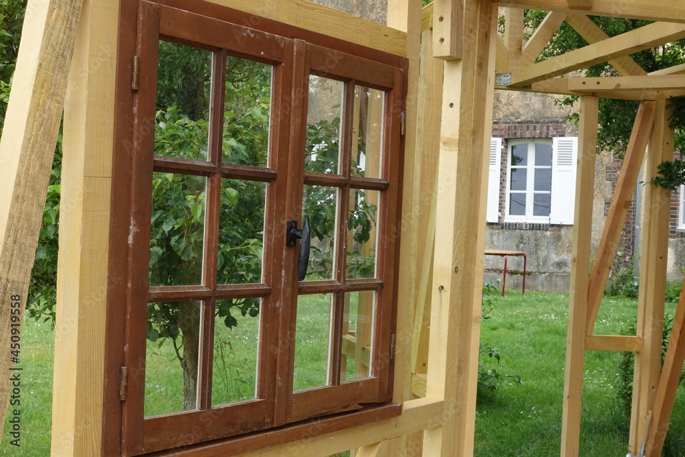 Fenêtre sur ossature en bois d'une cabane en construction foto de Stock — free download