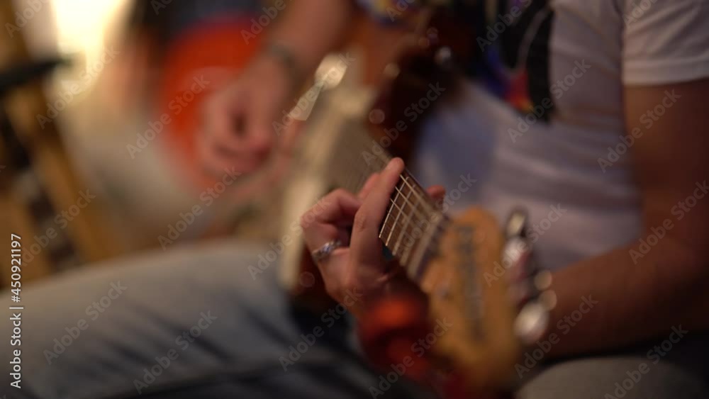 Chico tocando guitarra eléctrica en estudio de grabacion