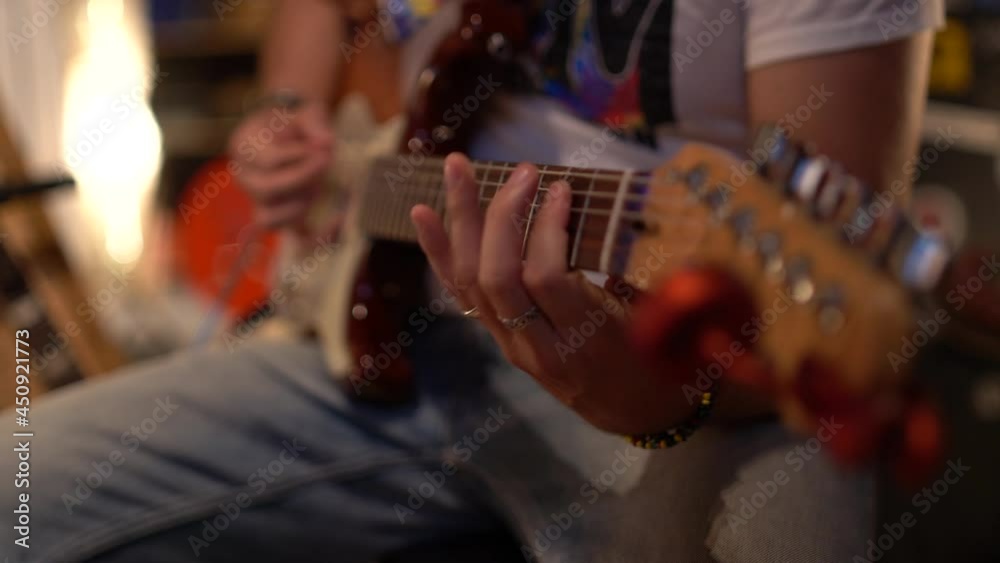 Musico tocando guitarra eléctrica en estudio de grabación