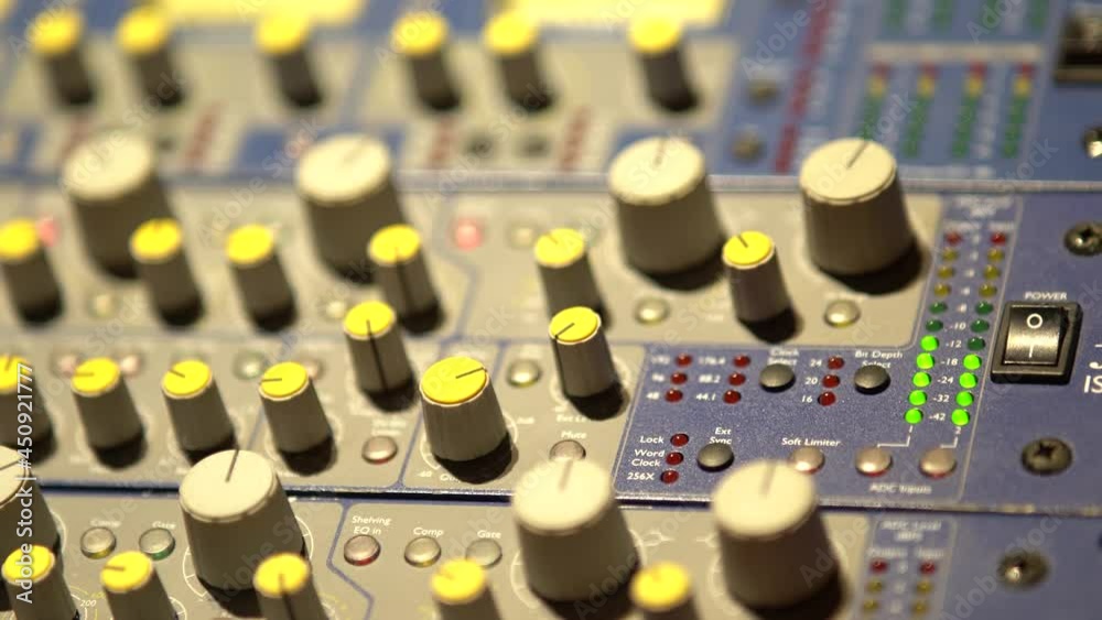 Mesa de mezclas de estudio de grabacion primer plano