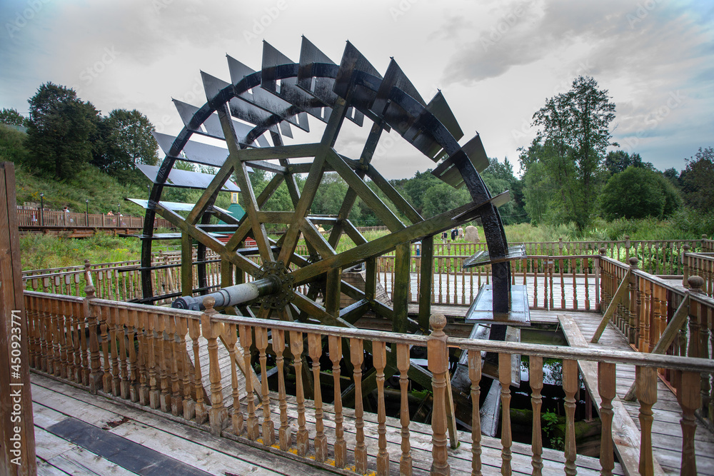 Model of the wheel of an old water mill in the park