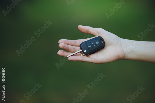 Obraz na płótnie woman holding a car key
w salonie