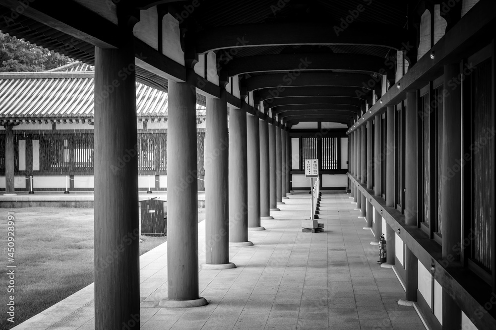 雨天の薬師寺回廊