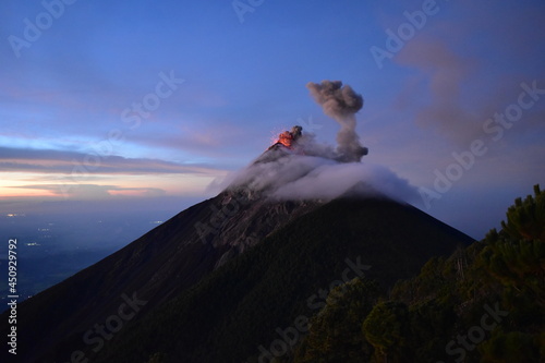 Volcán en erupción 