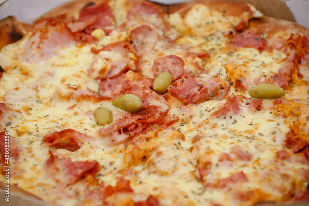 Large sliced Canadian chicken pizza with delicious flavor.
Large sliced Canadian chicken pizza with delicious flavor.
