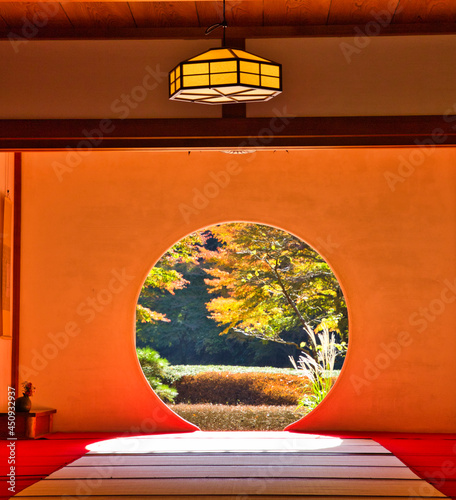 和室の丸窓　鎌倉　日本