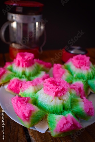 The traditional Indonesian cake Bikang tastes sweet.